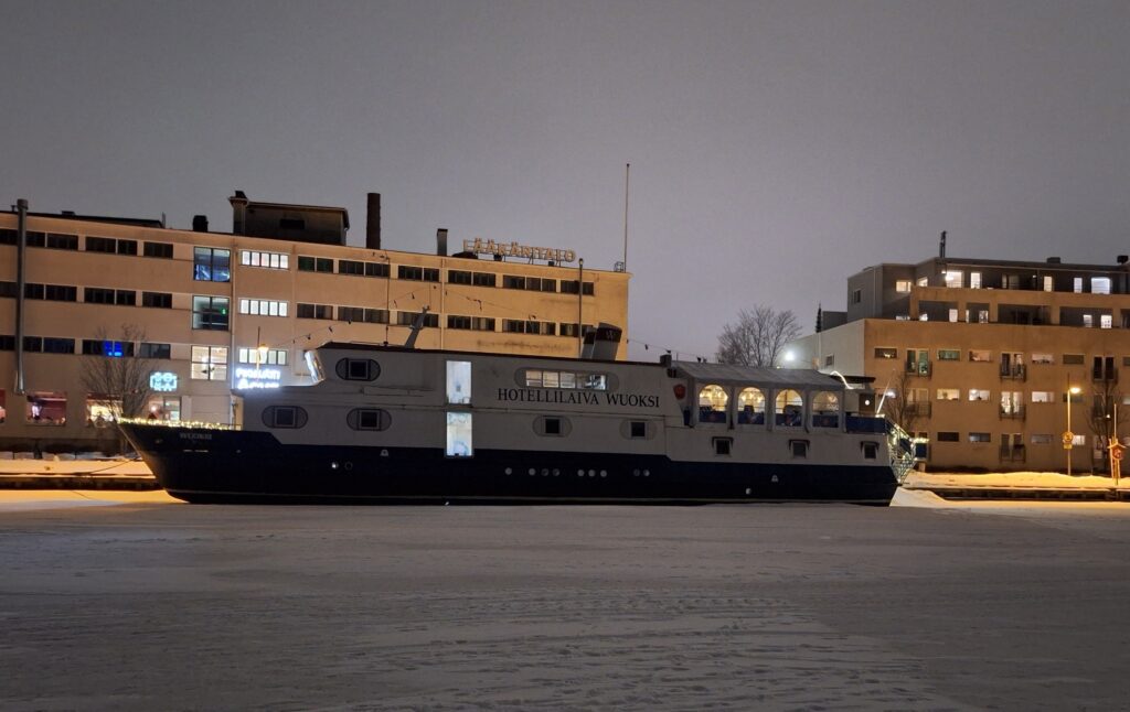 Hotellilaiva Wuoksi kuvattuna illalla luisteluradalta
