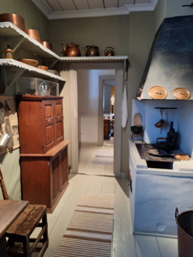 1800-luvun talon keittiö
