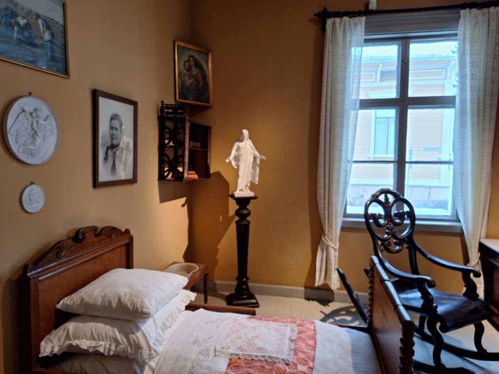 1800-luvun talon makuuhuone