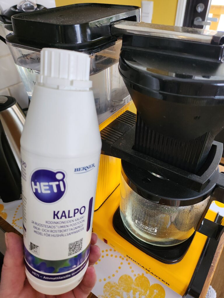 Kahvinkeittimen kalkinpoisto ja puhdistus