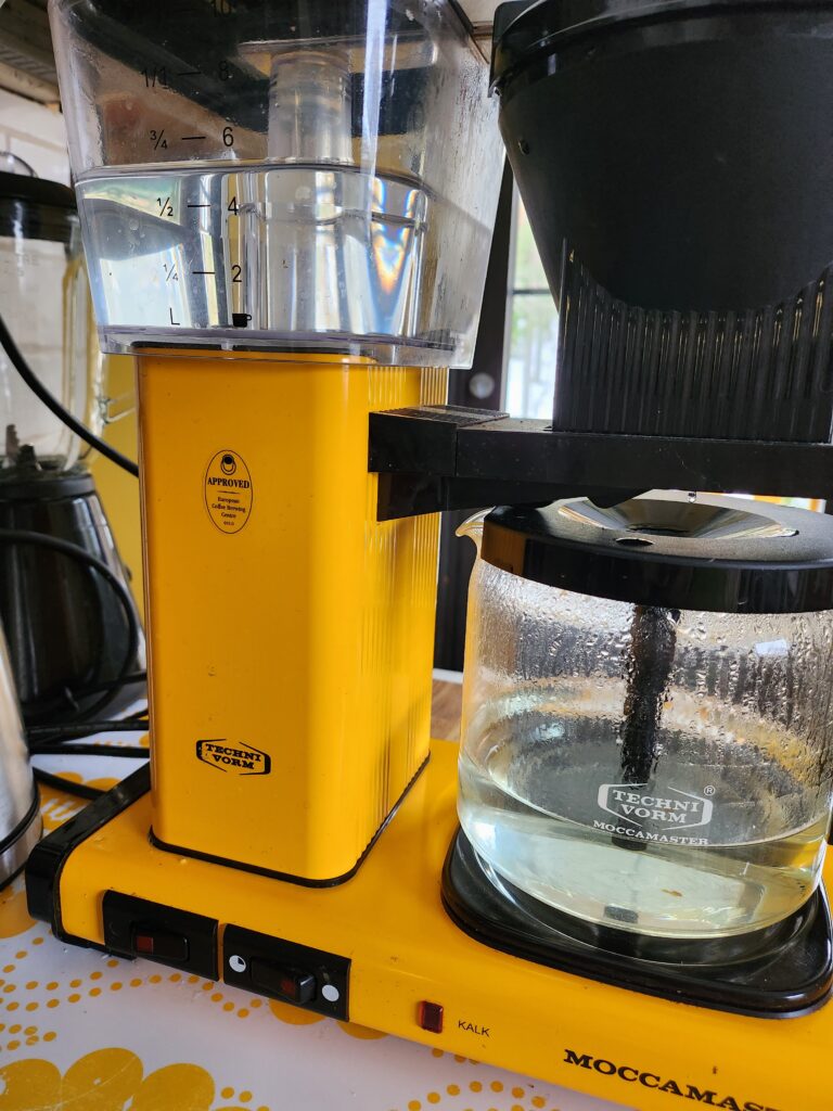 Kahvinkeittimen kalkinpoisto ja puhdistus