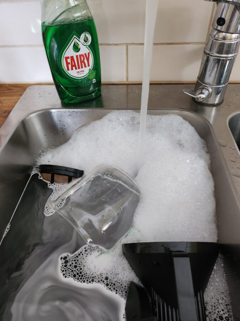 Kahvinkeittimen osien pesu