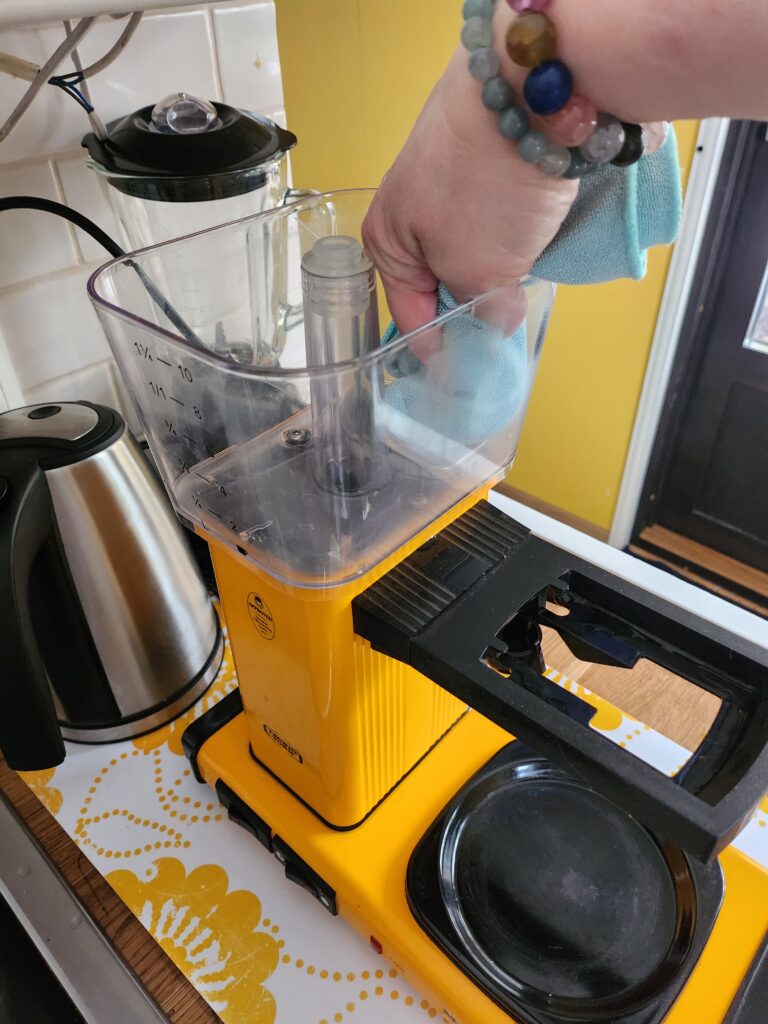 Kahvinkeittimen kalkinpoisto ja puhdistus