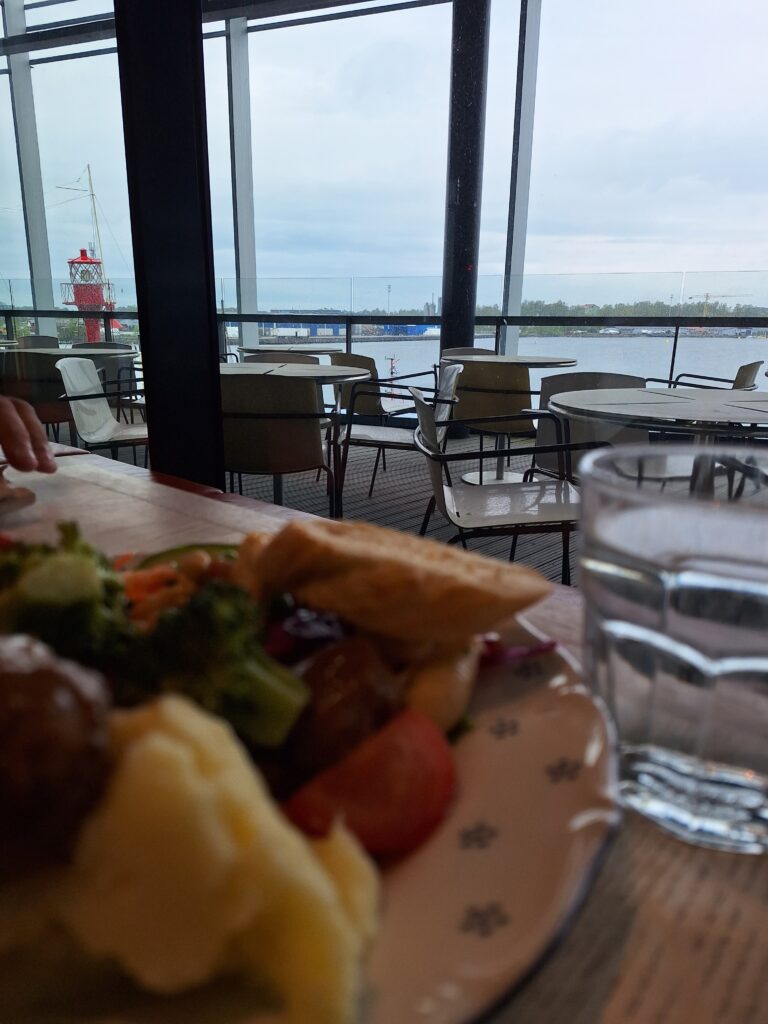 Lounas Laatonkissa Kotkassa