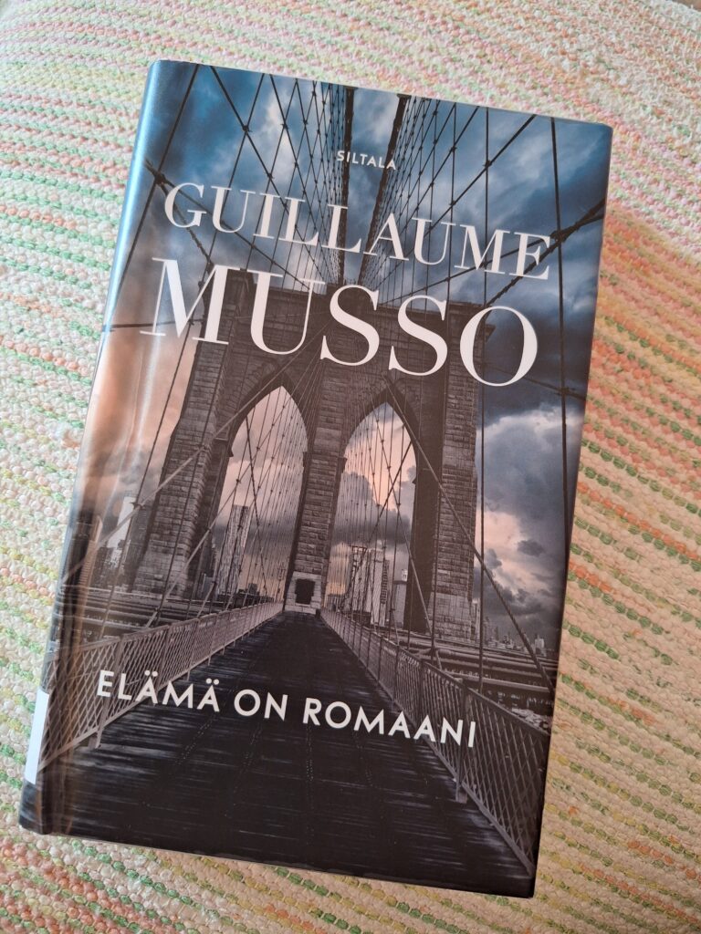 Elämä on romaani