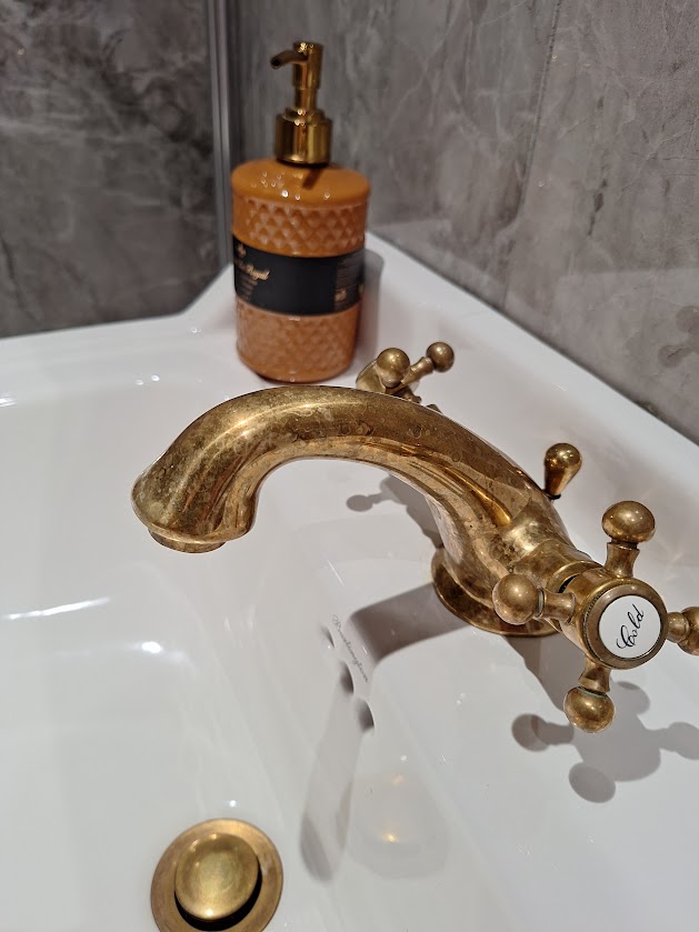 Alma-huoneen kylppäriä